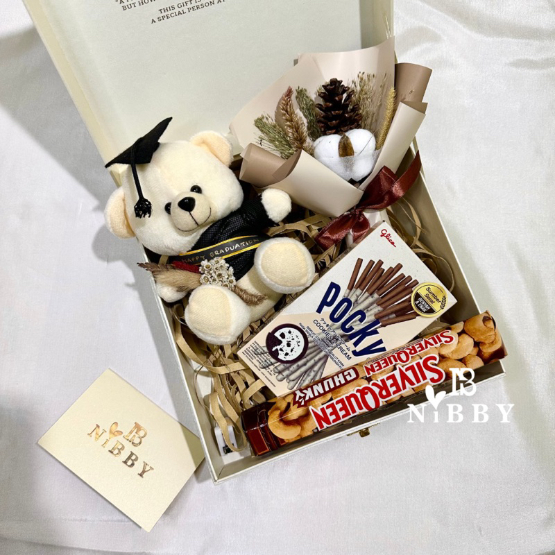 HAMPERS GRADUATION Cokelat Silverqueen 62gr Buket Bunga Dried Flower Bucket Boneka Doll Kado Ultah Hadiah Valentine Pernikahan Gift Paket Wisuda Ulang Tahun Tunangan Kelahiran Hampers Premium Murah Unik Estetik Aesthetic Sahabat Pacar Istri Bayi Anak Box