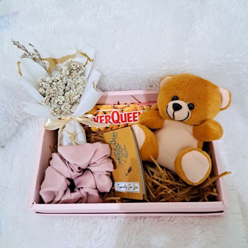 LOVE GIFT | BOX HAMPERS GIFT/KADO WISUDA GRADUATION ULANG TAHUN BIRTHDAY ANNIVERSARY WEDDING HAMPERS CUSTOME BOUQUET EDELWEIS MINI BUKET WITH BOX PREMIUM TEDDY BEAR SILVERQUEEN COKLAT 58G SCRUNCHIE GREETING CARD/KARTU UCAPAN