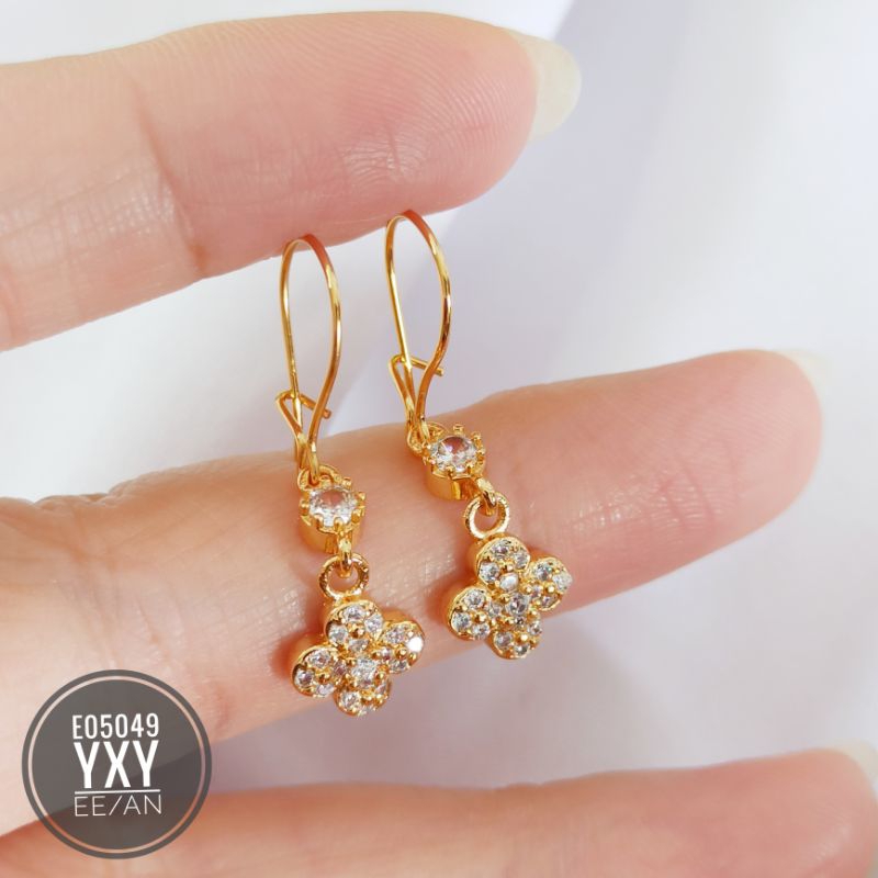 Anting Yaxiya Clover warna Gold E05049