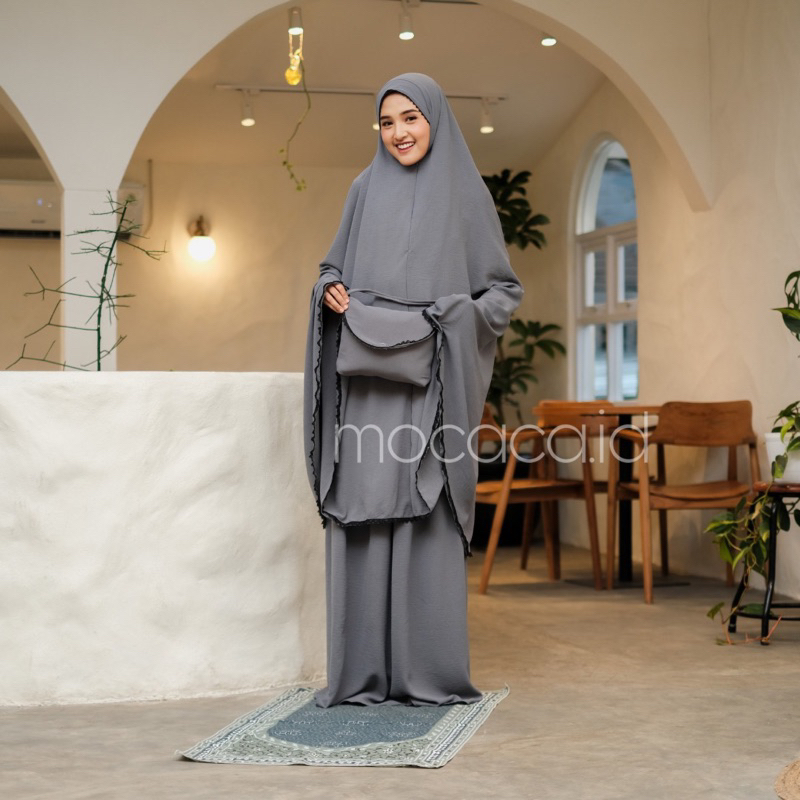 Mukena Dewasa 3 in 1 Jumbo Crincle Ironless Sleting Dagu ponco free tas travelling pouch renda hitam - grey abu