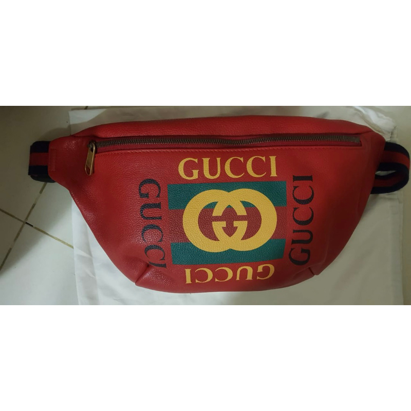 Authentic Never Been Used Gucci Waist Bag GG Leather Red.  Kondisi excellent.  Ukuran 43 x 23 cm. Or