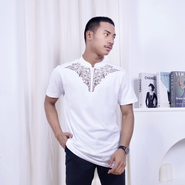 Zlata Aksara Man kaos Lengan pendek Pria Putih Katun Baju Koko LEIRVIK MAN 19.06