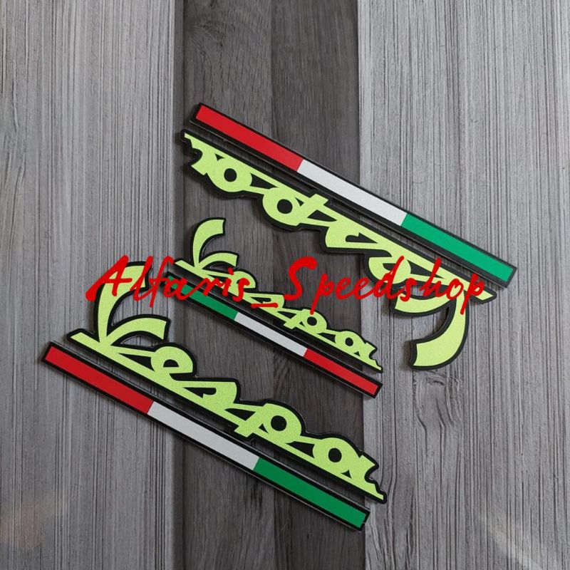 Emblem vespa logo vespa matic timbul 3D tebal 2ml 1 set kanan kiri depan + logo italy