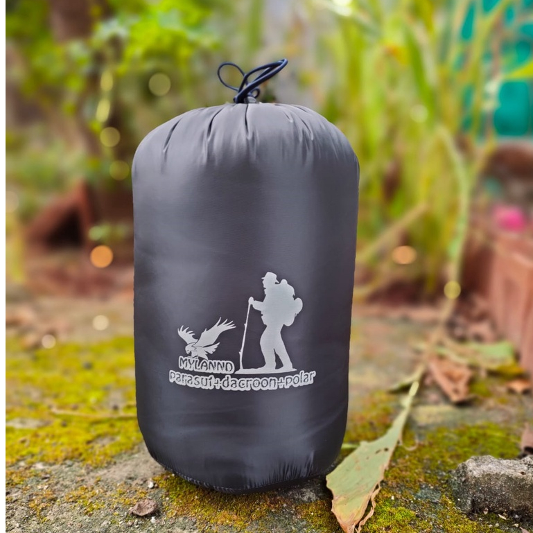 sleeping bag sb waterproof 3 layer terdiri dari 3 bahan :parasut waterproof , dacroon 2 0z dan polar lotto