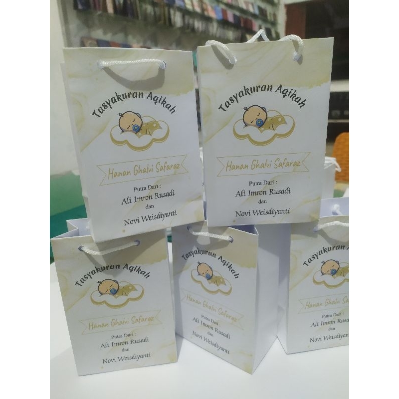 

Paper Bag Telur Aqikah ,paperbag souvenir dll,,bisa custom ukuran 17 cmx11x5 cm.. minimal order 25