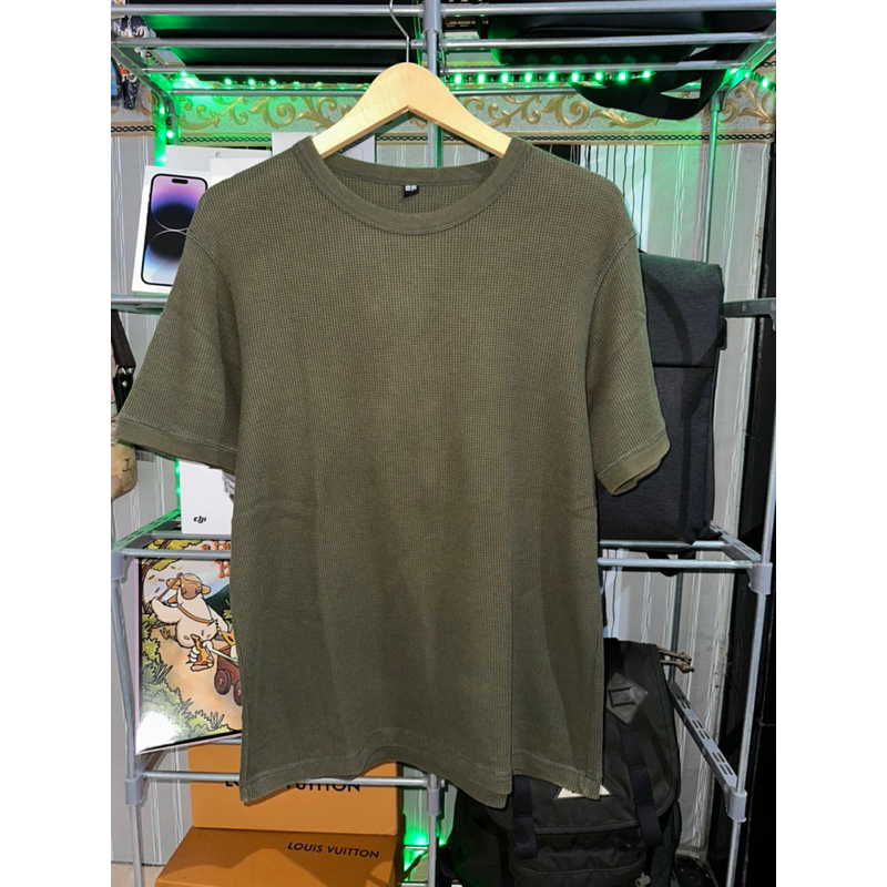 Tshirt Uniqlo Rajut Second - Preloved