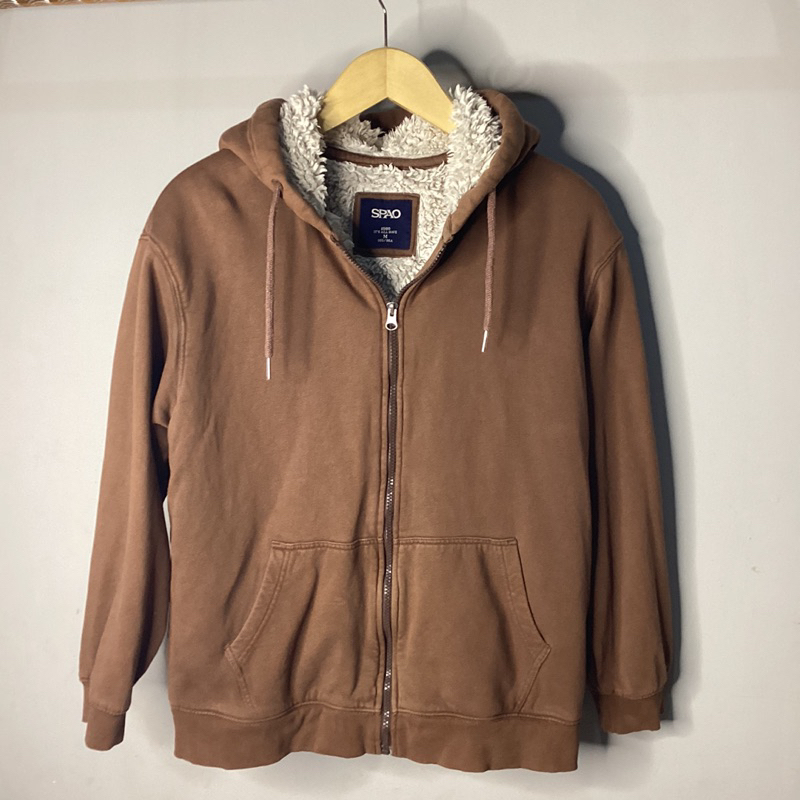 Hoodie SERPAH dalam model Zipper Dari SPAO