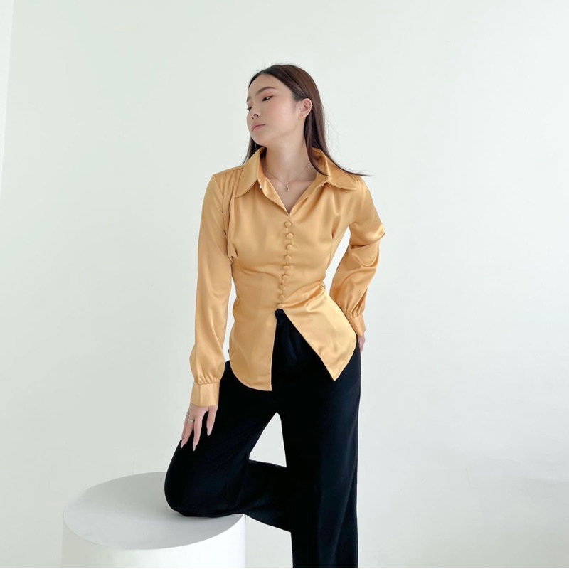 ALEXA LONGSLEEVE TOP SATIN BLOUSE PREMIUM KOREA - OUTFIT KANTORAN KOREA MEWAH - BAJU KEMEJA PESTA - ATASAN TANGAN PANJANG WANITA - ATASAN UNTUK KONDANGAN - ATASAN CASUAL - THR LEBARAN - HADIAH / KADO ULTAH CEWEK