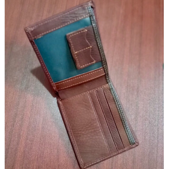 dompet kulit variasi sambung embos modelnya lipat dua horizontal