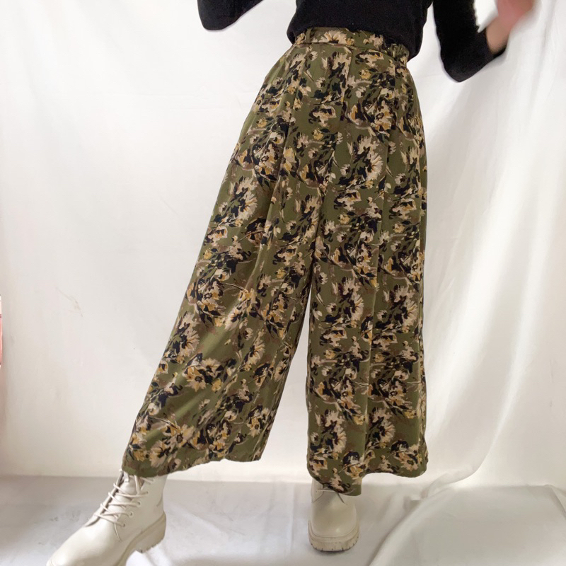 Celana kulot vintage lebar hijau army highwaist hw motif bunga-bunga brand GU Uniqlo