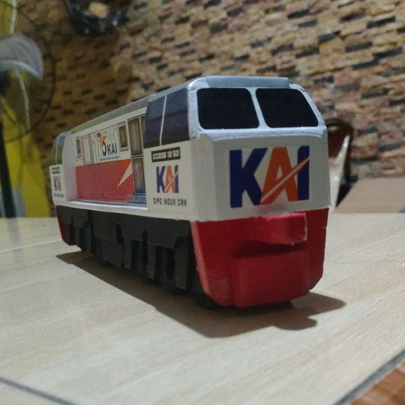 Lokomotif kecil CC206 - Miniatur Kereta Api Kayu Surabaya