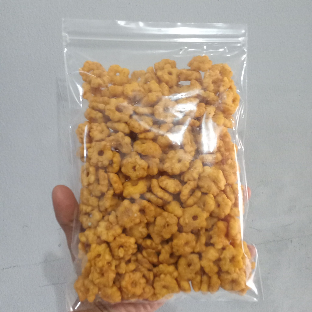 

Pilus Bunga Sakura Asin Gurih - Cemilan Micin Rumahan - Makanan Ringan Jagung Renyah - Pilus Ribut