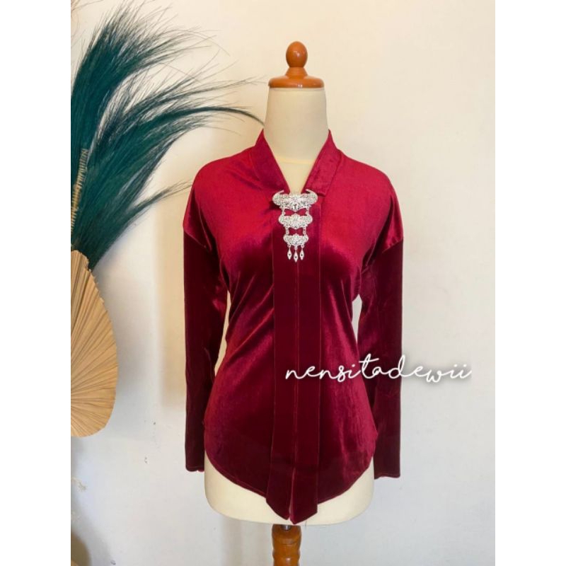 Kebaya Bludru, Model Kartini (Leher V) - Warna Maroon