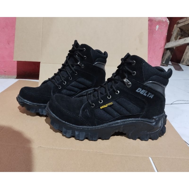 SEPATU BOOTS PRIA DELTA  HITAM PENDEK UJUNG BESI TERBARU