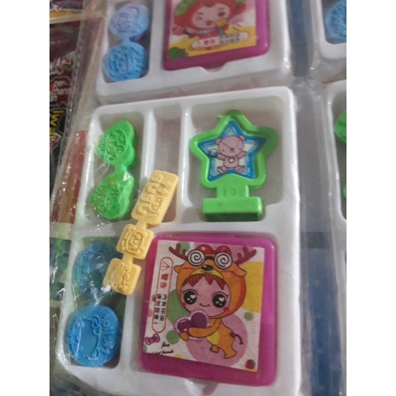 

mainan cap capan stempel karakter