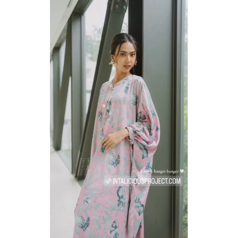 INSTALICIOUS MERIEN KAFTAN DRESS IN CHERRY BLOSSOM