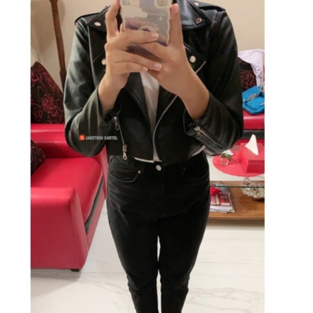 JNK x LATI - Jaket Semi Kulit Sintetis Viena Premium Crop Top Women Black Hitam Faux Synthetic Leather Jacket Original 100% Genuine Shirt Style Korea Motor Pendek Sedang Branded Elegan Vintage Cewek Terbaru Kekinian Import Dewasa Fashion Outfit Hijab 2023