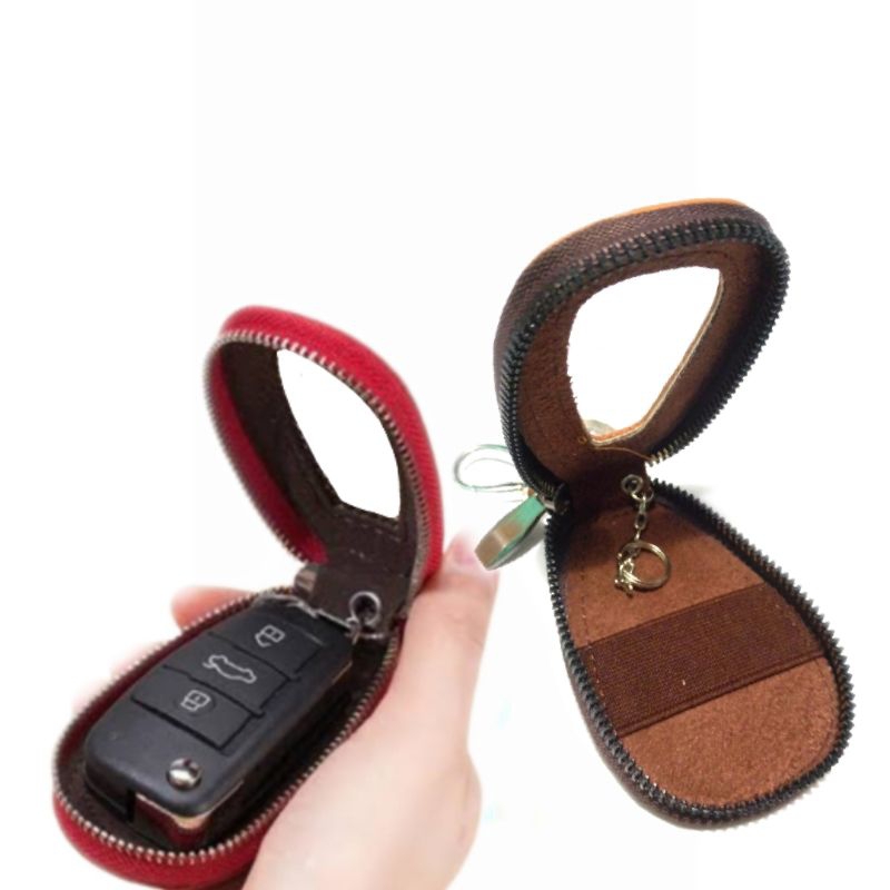 gantungan kunci remote keyless mobil Toyota kulit asli transparan dekat STNK mobil