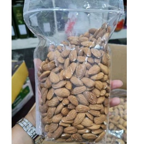 

Kacang Almond Mentah