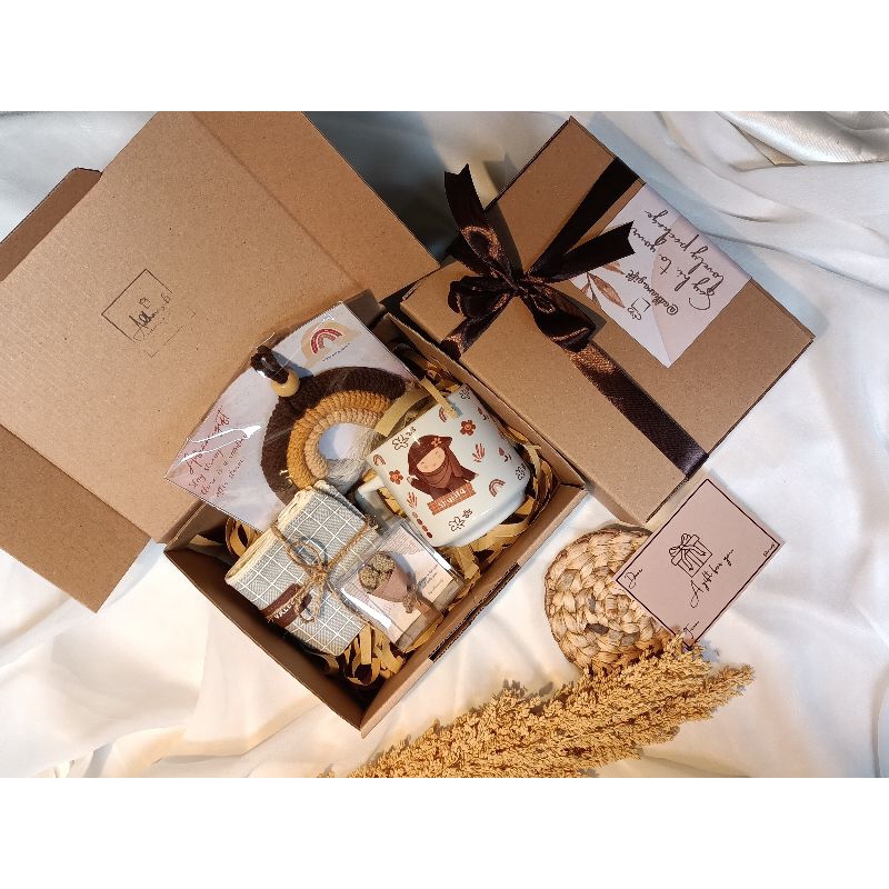 

Kado Hampers / Hampers Ulang Tahun/ Gift Box / Bucket bunga / Birthday/ Hampers Masker