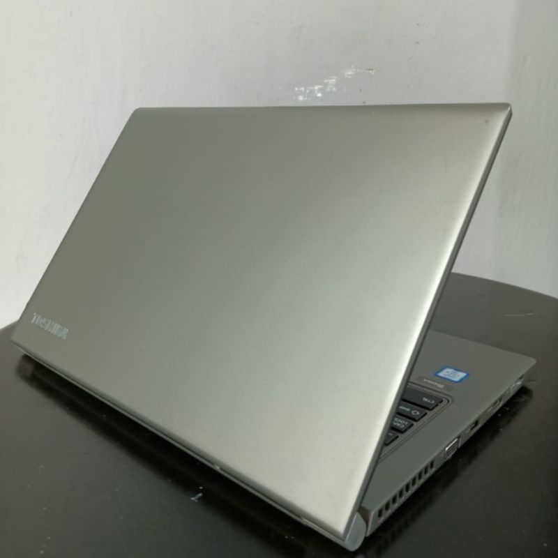 laptop second Toshiba r63 CORE I5 GEN8 RAM 8gb SSD 256gb 14inc