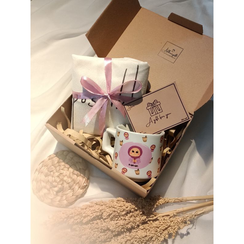 

Kado / Hampers / Hampers Ulang Tahun/ Gift Box / Bucket bunga / Birthday/ Hampers Lebaran/ kadowisuda /hamperswisuda