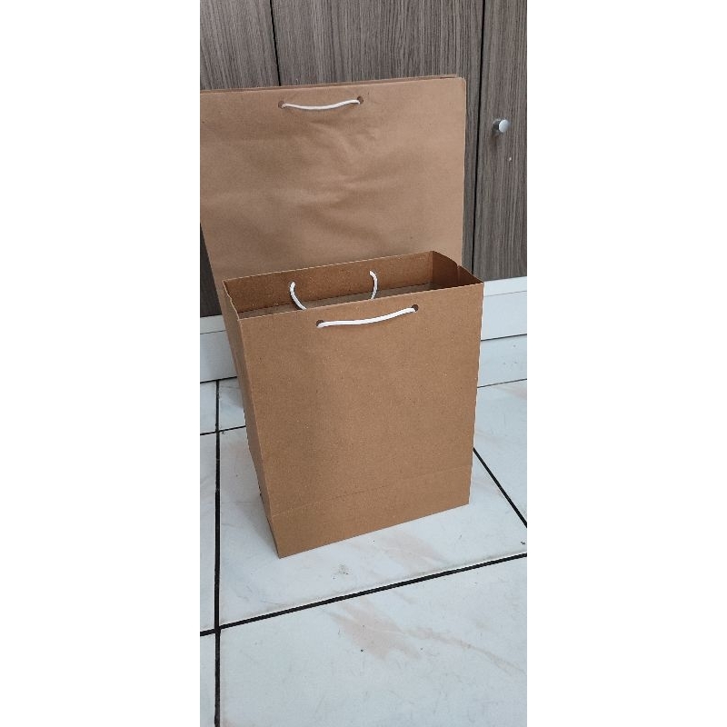 

paperbag ukuran 20x25x8 (isi 10 lusin)