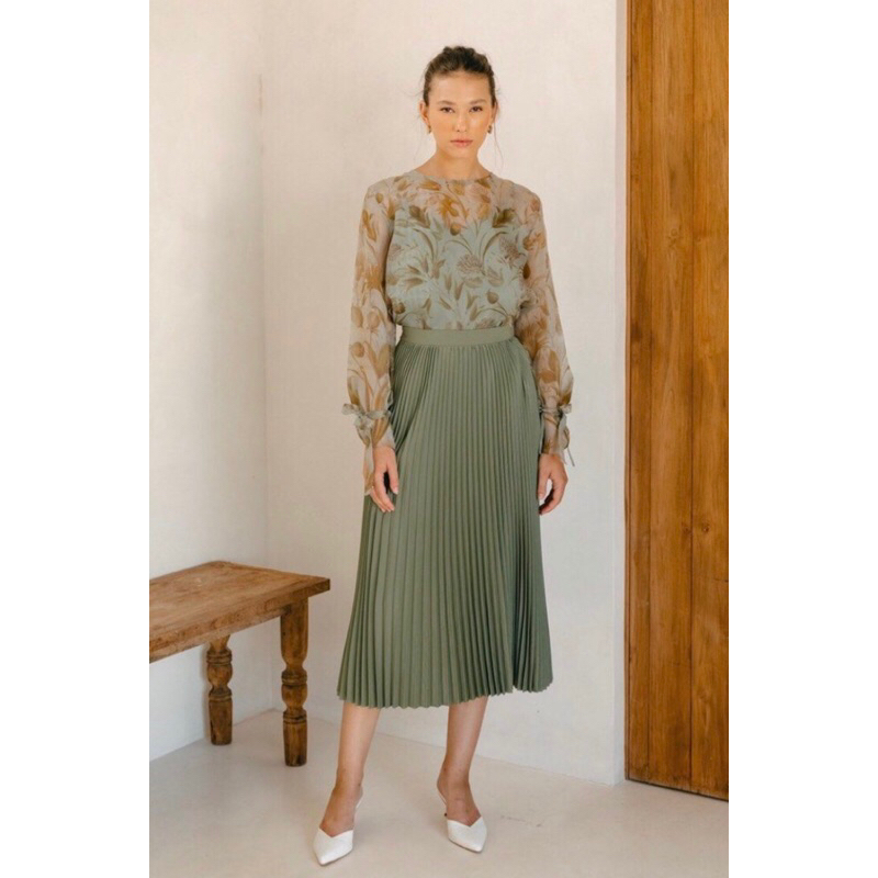 Rok Marlen The Label Iris Pleated Skirt in Olive