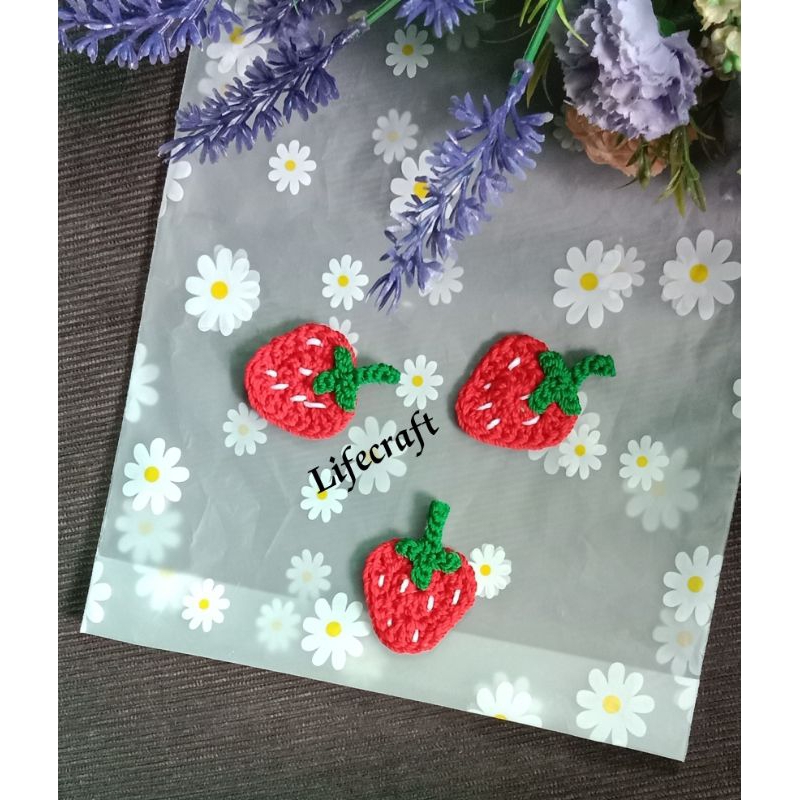 Aplikasi Strawberry rajut hiasan tempel rajut