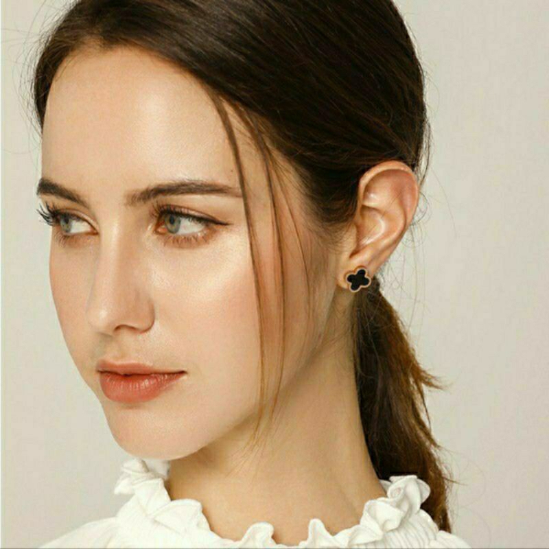 Anting Tusuk Wanita Titanium Clover Fashion Mata Hitam Cantik Dan Simple Titanium N18032302