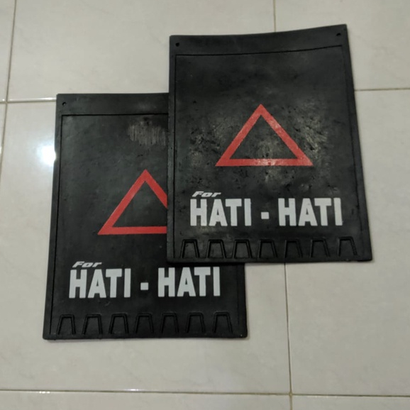 Karpet Lumpur Roda Hati Hati 26 x34 cm Single Roda L300 Engkel Pickup Box 2pcs (sepasang) bahan Rubber Mudguard