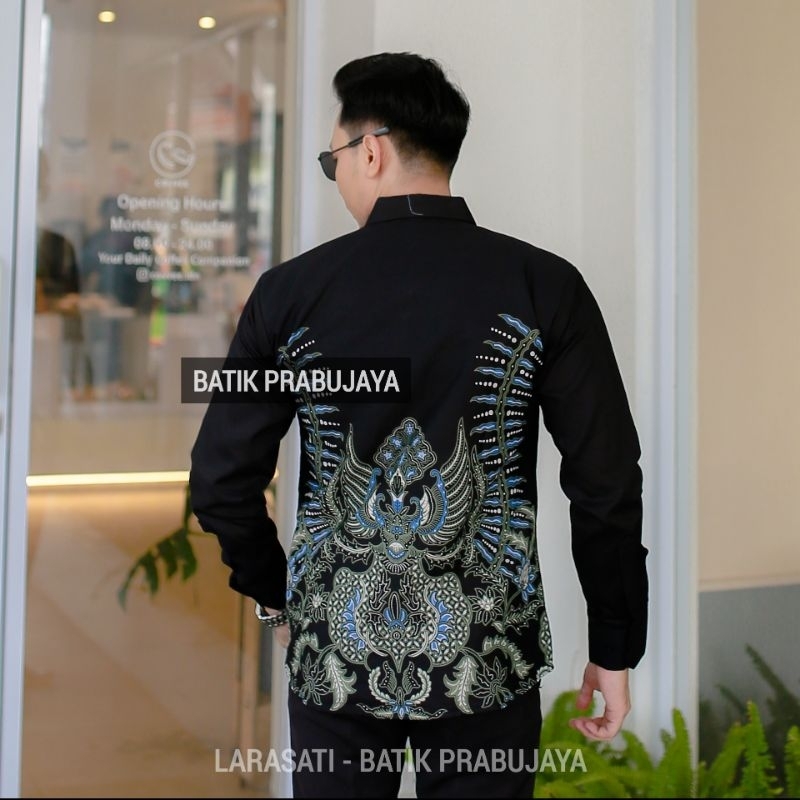 LARASATI Kemeja Batik Pria Modern Slimfit Premium Dewasa Lengan Panjang Full Furing - Baju Hem Batik Pria Slim fit Hitam Cowok Kondangan Pesta Kerja