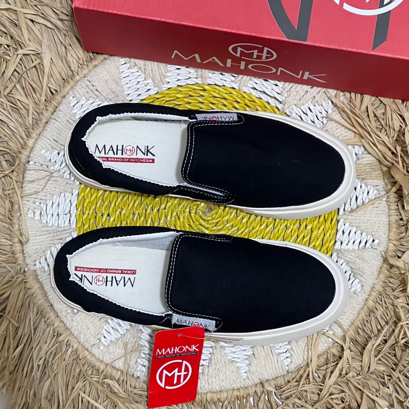 MAHONK - Slip On Black X-Rain Sepatu Sneakers Casual Pria Wanita Original