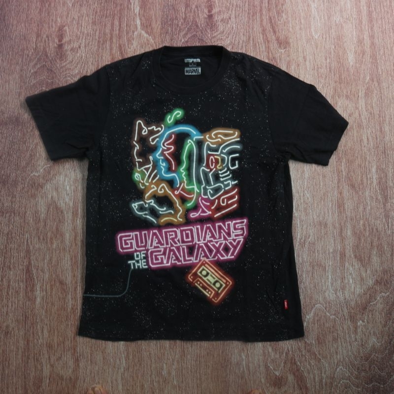 Kaos Uniqlo x Marvel