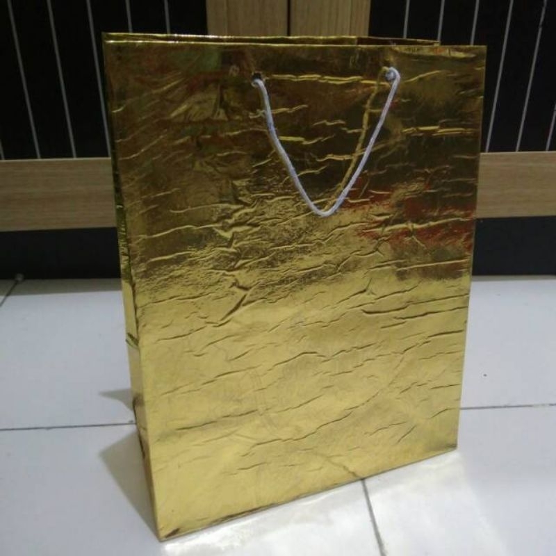 

Paper bag gold (20x11x25)