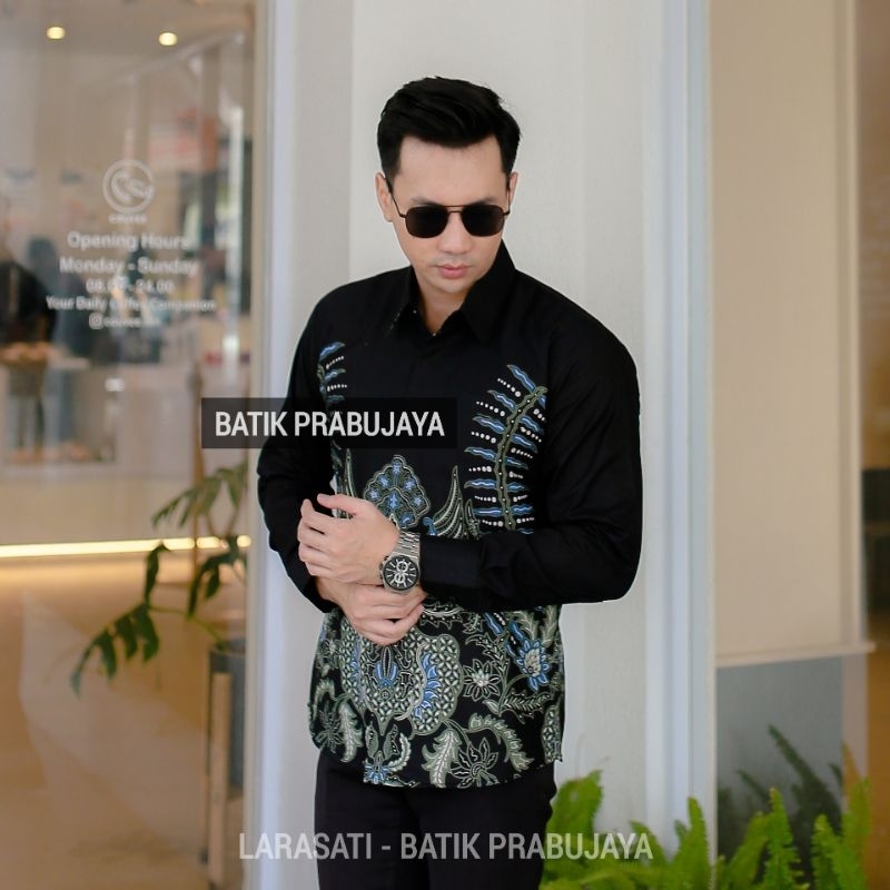 LARASATI Kemeja Batik Pria Modern Slimfit Premium Dewasa Lengan Panjang Full Furing - Baju Hem Batik Pria Slim fit Hitam Cowok Kondangan Pesta Kerja