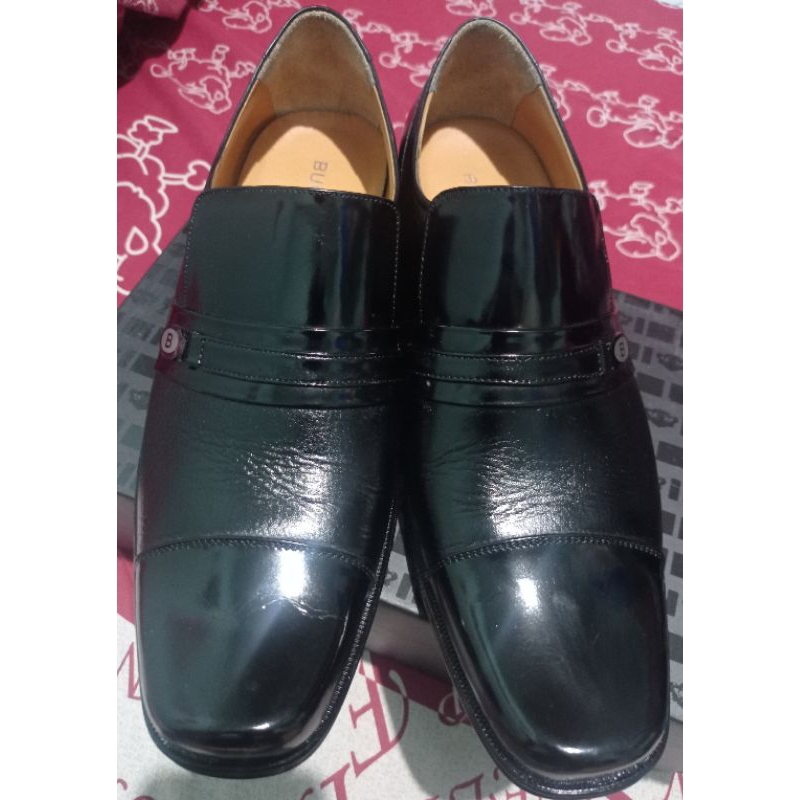 Sepatu Pantofel Hitam, Buccheri Marino