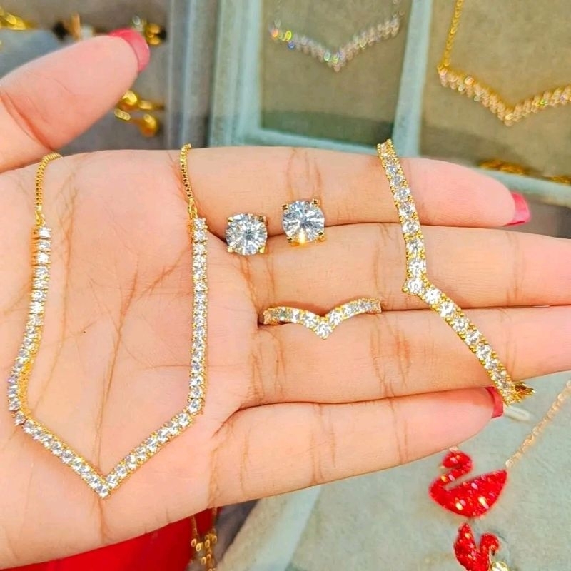 Satu set perhiasan Aurel