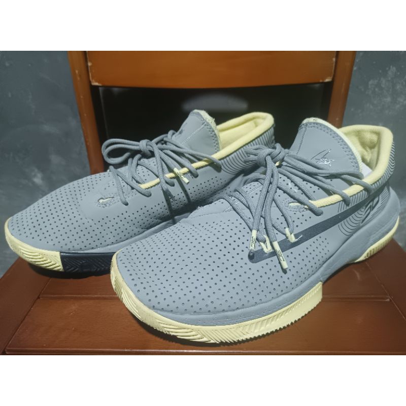 Und*r Arm**r Curry 3 Zero Size 42,5