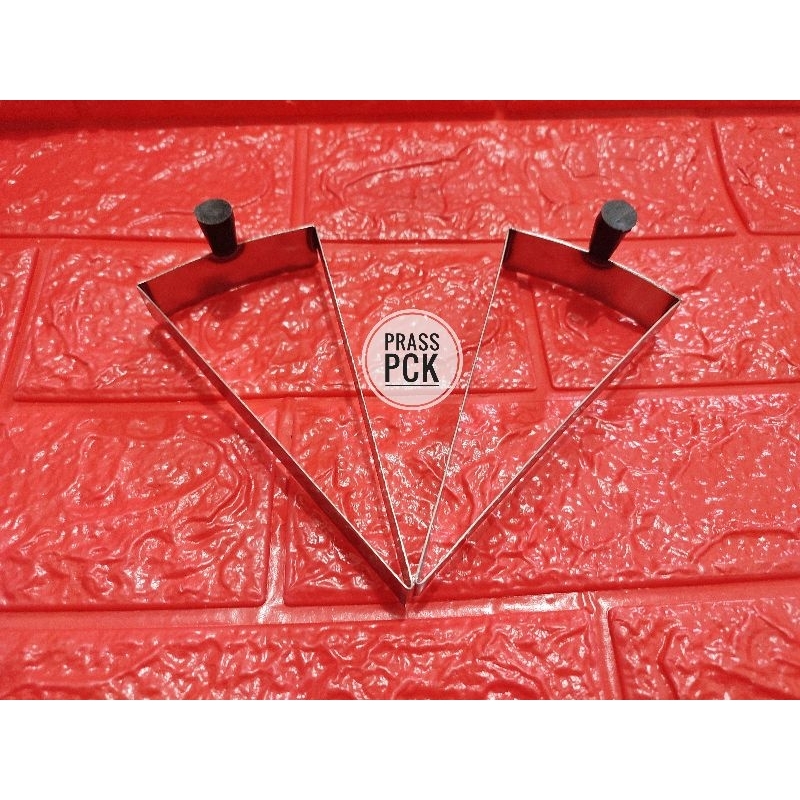 SEGITIGA PERATA CREPES UKURAN 30CM / PERATA ADONAN CREPES / ALAT PERATA CREPES