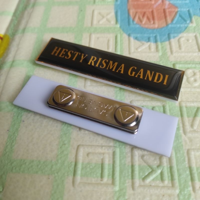 

nametag akrilik cembung / papan nama dada akrilik magnet gold