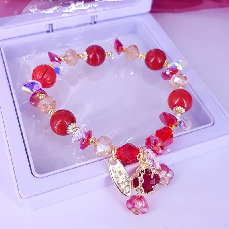 Gelang kristal semi swaroski fashion serut,sudah ikut box,warna bening bling bling ya, bewarna jika kena cahaya