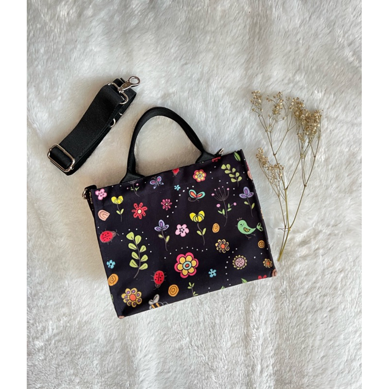Tas kanvas wanita / sling bag / tas selempang / Floral Doodle LYLIA DOODWEAR