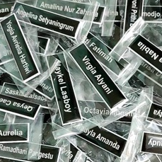 Nama Dada Kuningan Name Tag Peniti Bahan Akriklik