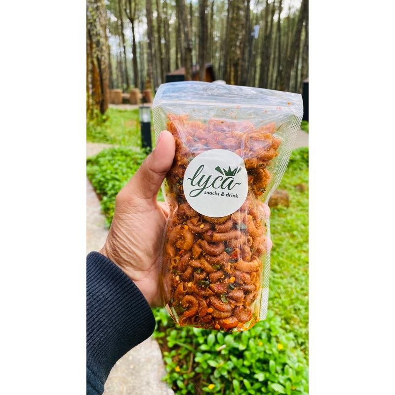 

LYCA MAKARONI Makanan Ringan Gurih Renyah Rasa Balado Pedas Daun Jeruk 70g