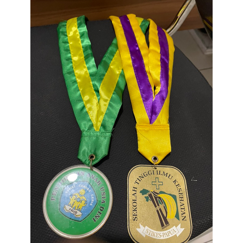 

medali kuningan tali saten