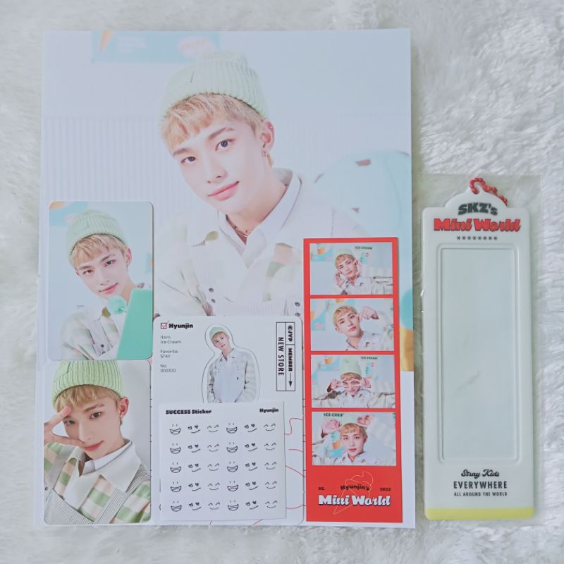 SG23 SKZ's Mini World Hyunjin Set / 4cut Key Holder Season's Greetings 2023 Straykids
