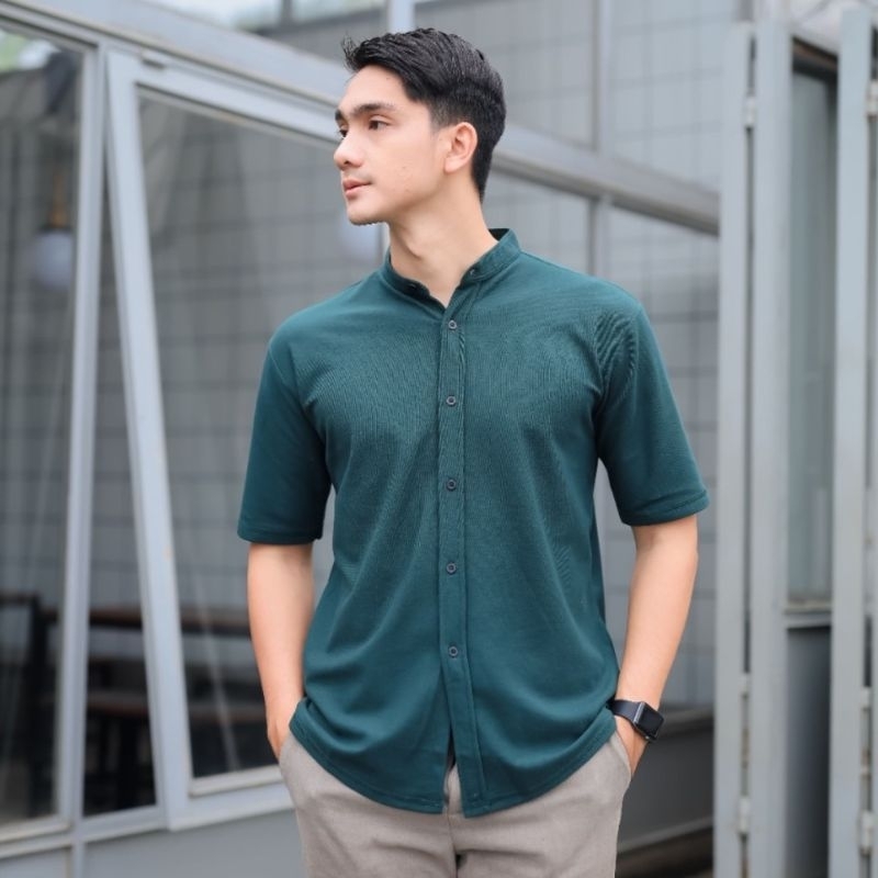 Kemeja Pria Polos Slimfit Lengan Pendek