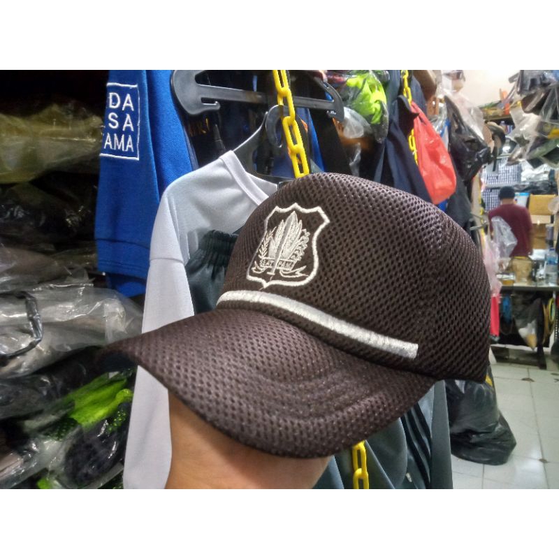 Topi kewenangan lis putih satpam