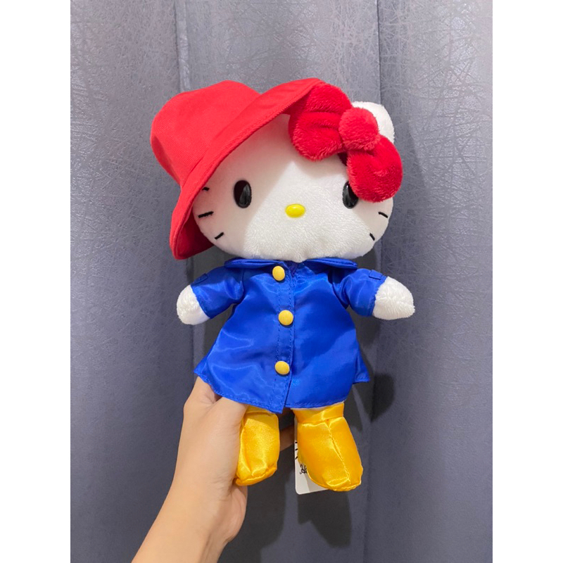 Boneka Karakter Hello Kitty Kostum Paddington Size 25cm Original / Boneka Hello Kitty Kostum Padding